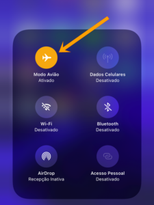 Celular com modo avião ativado